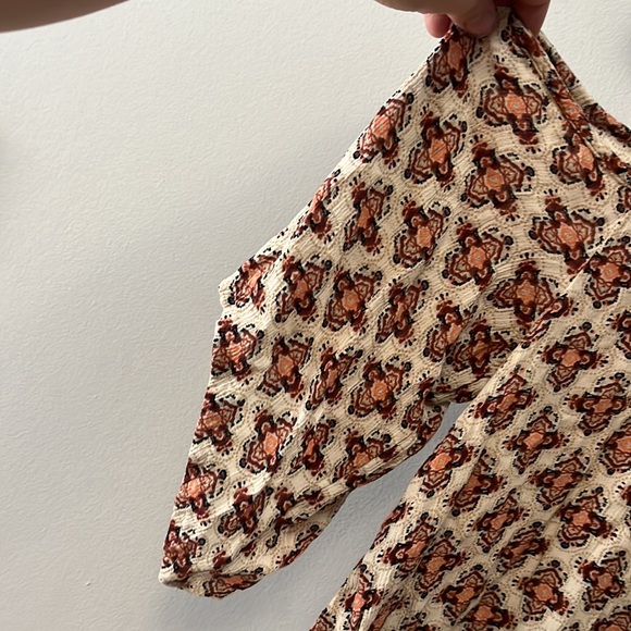 Hollister Beige and Rust Patterned Blouse - Picture 2 of 4